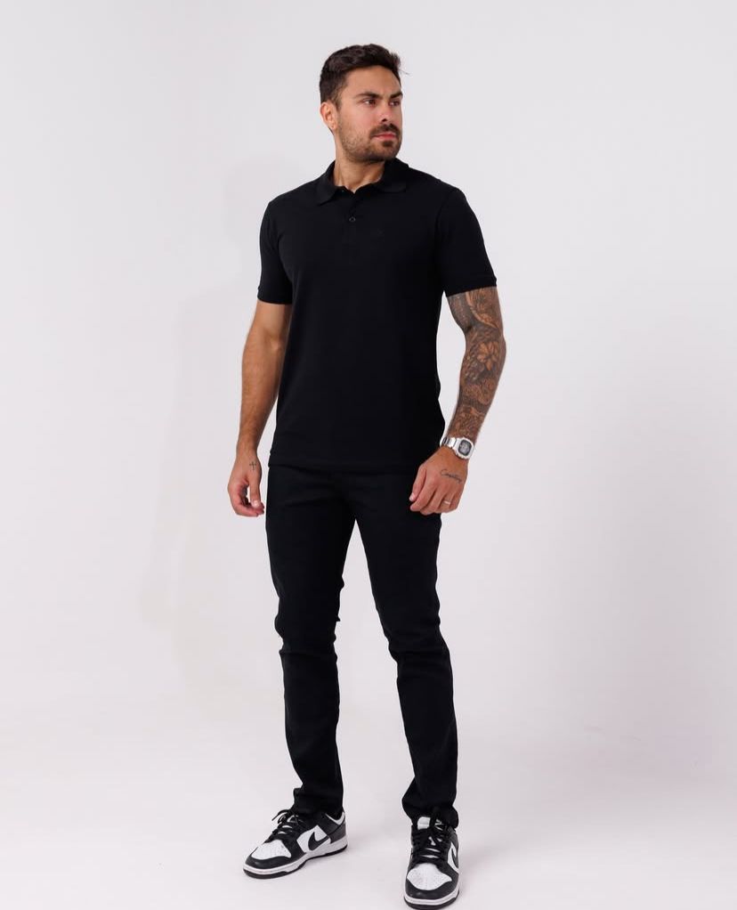 Conjunto polo e jeans verso